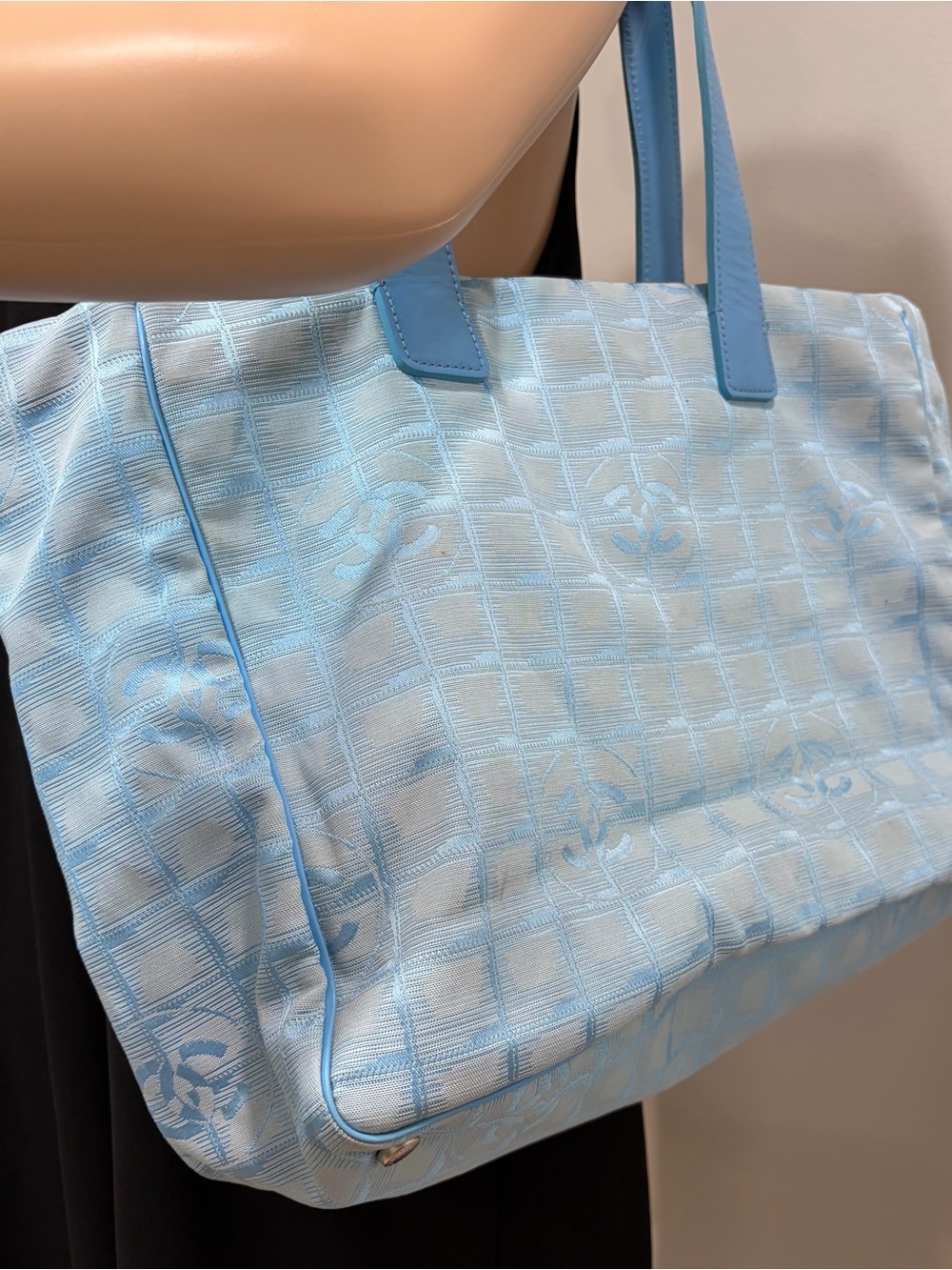 #106 CHANEL Blue Tote - Picture 5 of 14